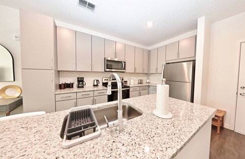 North Hyde Park Apartment | Modern & Cozy, Pool View,FreePrk, Dream Pad, 1BR, King Bed, Tampa Central, Top Amenities