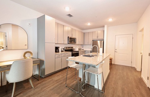 North Hyde Park Apartment | Modern & Cozy, Pool View,FreePrk, Dream Pad, 1BR, King Bed, Tampa Central, Top Amenities