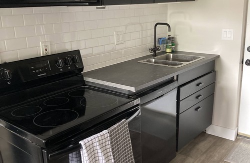 Sandy House | Modern daylight basement apartment close to mountains