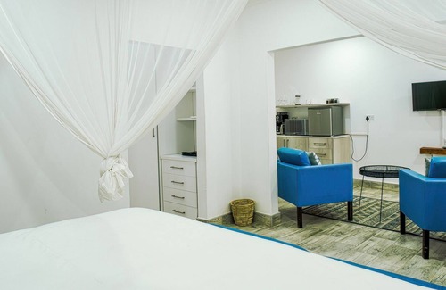 Victoria Falls Apartment | Modern deluxe with kitchenette and pool - 2148