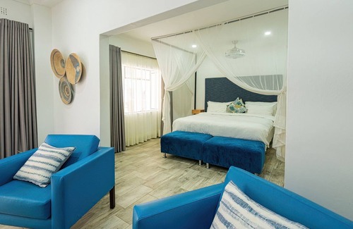 Victoria Falls Apartment | Modern deluxe with kitchenette and pool - 2148