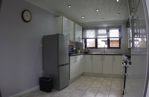 Cheltenham House | Modern Detached Family Home with Off-Road Parking in Quiet Cul-De-Sac
