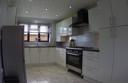 Cheltenham House | Modern Detached Family Home with Off-Road Parking in Quiet Cul-De-Sac