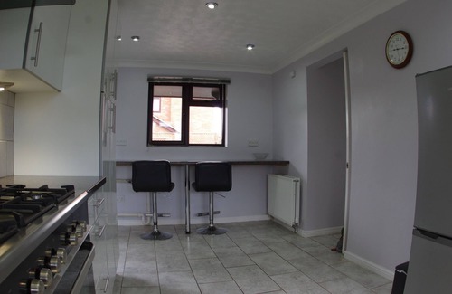 Cheltenham House | Modern Detached Family Home with Off-Road Parking in Quiet Cul-De-Sac