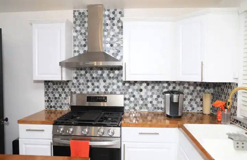 Detroit House | Modern Detroit 3-bedroom steps away from shops!