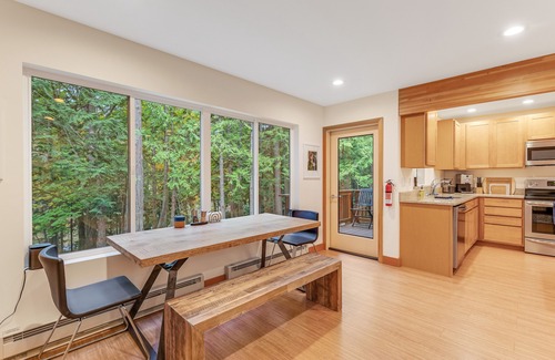 Eastsound House | Modern, dog-friendly cabin with fast WiFi, washer/dryer, deck & forest views