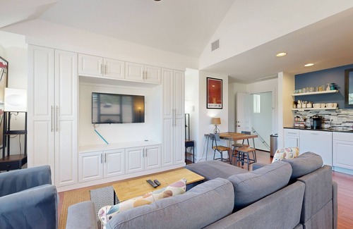 East Cesar Chavez Apartment | Modern, Dog-Friendly Flat with WiFi & Garage Parking - Unbeatable Location