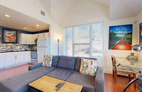 East Cesar Chavez Apartment | Modern, Dog-Friendly Flat with WiFi & Garage Parking - Unbeatable Location