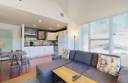 East Cesar Chavez Apartment | Modern, Dog-Friendly Flat with WiFi & Garage Parking - Unbeatable Location