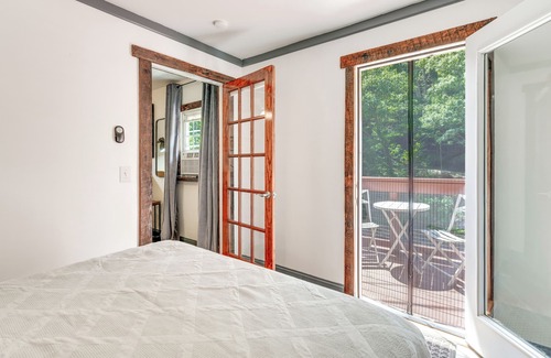 Burnsville Apartment | Modern, Dog-Friendly Getaway on Cane River!