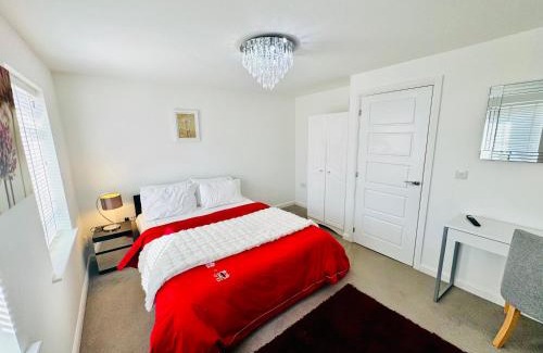Wellingborough House | Modern Double Room with Desk,Netflix, Wifi and Free Parking Near Wellingborough Centre