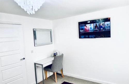 Wellingborough House | Modern Double Room with Desk,Netflix, Wifi and Free Parking Near Wellingborough Centre