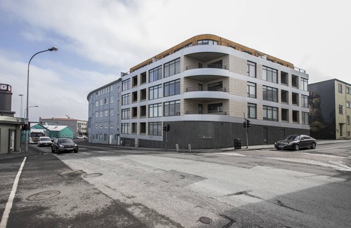 Vesturbær Apartment | Modern Downtown Harbour Apartment - Free parking house - family friendly