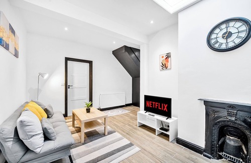 Reading Apartment | MODERN DUPLEX APARTMENT LOCATED NEAR CITY CENTRE - FREE PARKING, WI FI & NETFLIX