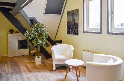 Bahnhofsviertel Apartment | Modern duplex loft at the marina
