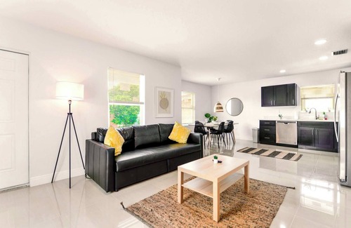 Gladeview Apartment | Modern Duplex w Free Parking Near Wynwood Hotspots