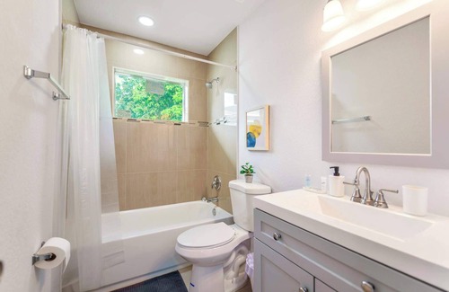 Gladeview Apartment | Modern Duplex w Free Parking Near Wynwood Hotspots