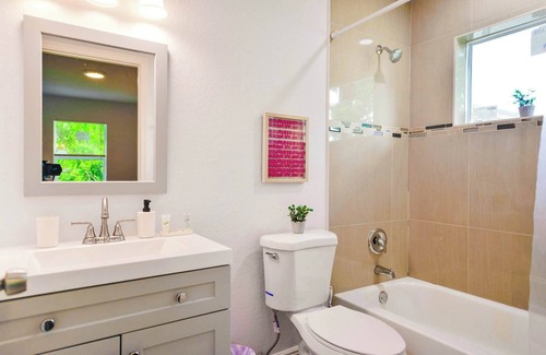 Gladeview Apartment | Modern Duplex w Free Parking Near Wynwood Hotspots