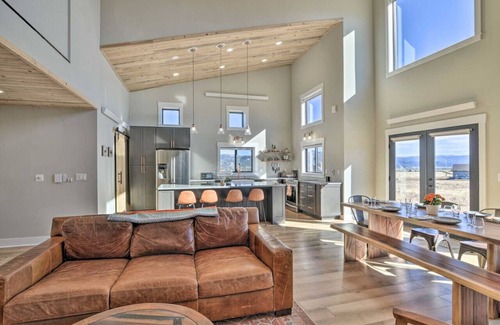 Buena Vista House | Modern Easter House with Beautiful Mountain Views