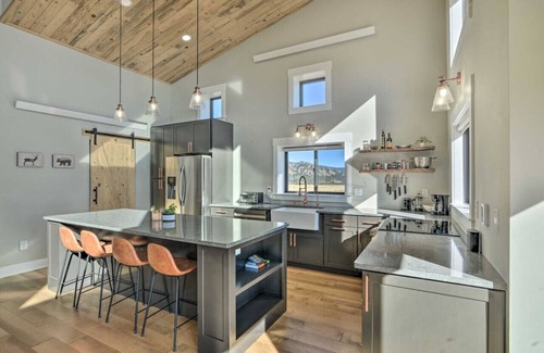 Buena Vista House | Modern Easter House with Beautiful Mountain Views