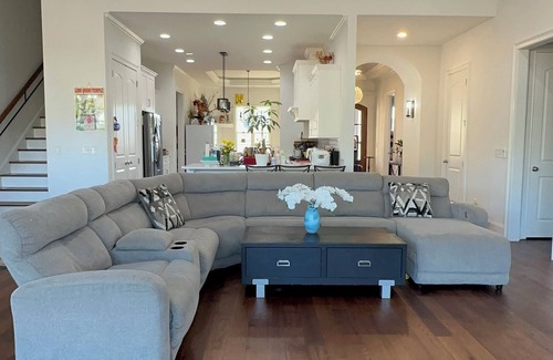 Evans House | Modern Eloquent 5-bedroom house for Masters Group WiFi, AC, kayaking Plus more!