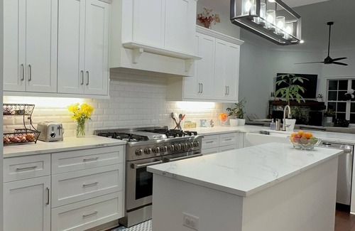 Evans House | Modern Eloquent 5-bedroom house for Masters Group WiFi, AC, kayaking Plus more!