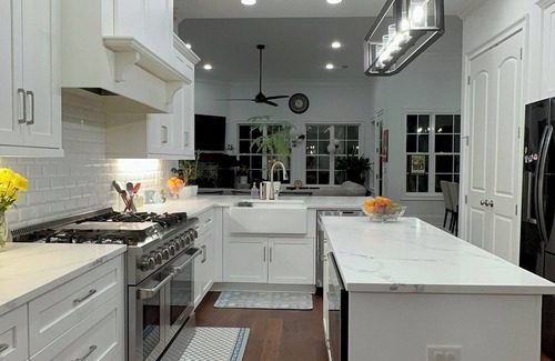 Evans House | Modern Eloquent 5-bedroom house for Masters Group WiFi, AC, kayaking Plus more!