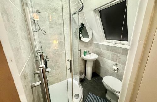 Finsbury Park House | Modern En-Suite Rooms by Finsbury Park Station 8 mins to King's Cross by Tube