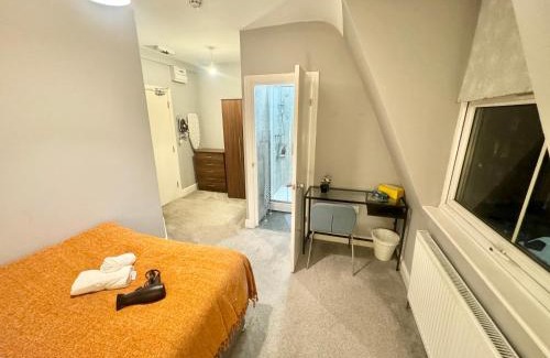 Finsbury Park House | Modern En-Suite Rooms by Finsbury Park Station 8 mins to King's Cross by Tube
