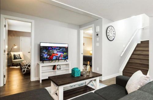 Southwest Edmonton Apartment | Modern Executive Suite I Complimentary Netflix & Parking!