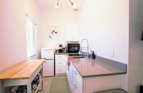 Palo Verde House | Modern Executive Suite w/kitchenette and laundry