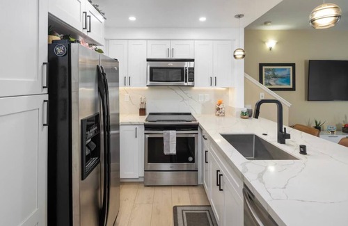 Kapolei House | Modern Family Beach Villa near shops and dining