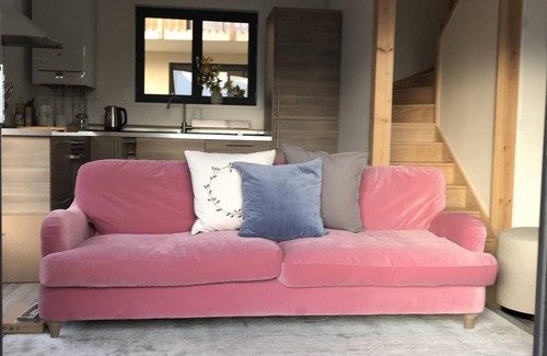 Vaujany Ski Chalet | Modern family chalet w/balcony and mountain view - sleeps 6