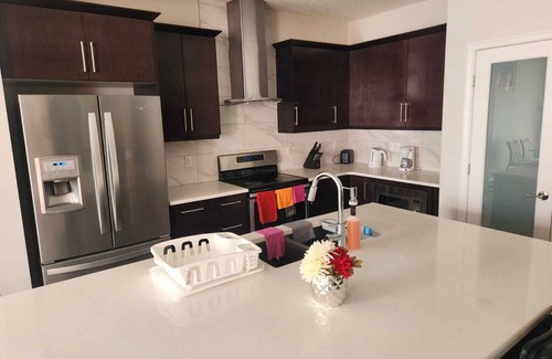 Leduc House | Modern Family Friendly Home 10min YEG Airport - FREE WIFI+ NETFLIX