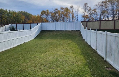 Leduc House | Modern Family Friendly Home 10min YEG Airport - FREE WIFI+ NETFLIX