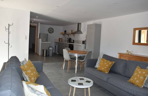 Marquay Apartment | Modern family gite, with pool, close to Dordogne and Vezere Valleys.