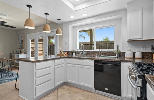 Moreno Valley House | Modern Family Home! Pool, Bar, Games, BBQ, Office! Off the highway! 7 min to UCR