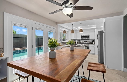 Moreno Valley House | Modern Family Home! Pool, Bar, Games, BBQ, Office! Off the highway! 7 min to UCR