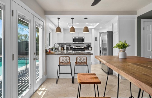 Moreno Valley House | Modern Family Home! Pool, Bar, Games, BBQ, Office! Off the highway! 7 min to UCR