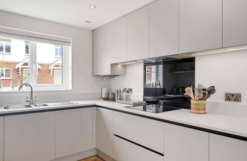 Exmouth House | Modern Family Home with Private Garden & Parking