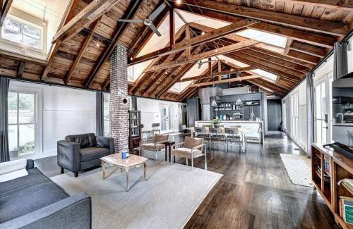 Home Park House | Modern Farm house in heart of the City- Sleeps 12