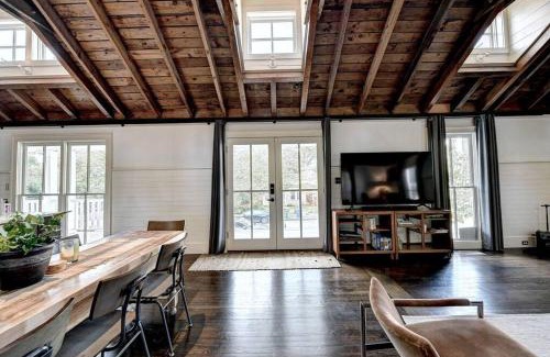 Home Park House | Modern Farm house in heart of the City- Sleeps 12