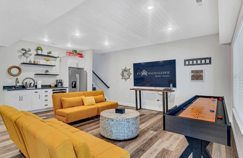 Hollister House | Modern Farmhouse- Dog Friendly- Indoor Pool- Pickleball- Foosball- Shuffleboard- Free Daily Tickets
