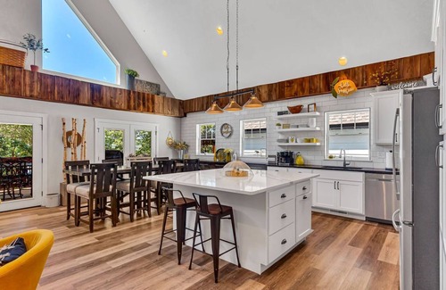 Hollister House | Modern Farmhouse- Dog Friendly- Indoor Pool- Pickleball- Foosball- Shuffleboard- Free Daily Tickets