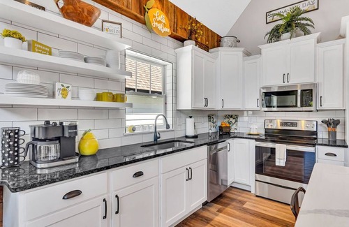 Hollister House | Modern Farmhouse- Dog Friendly- Indoor Pool- Pickleball- Foosball- Shuffleboard- Free Daily Tickets