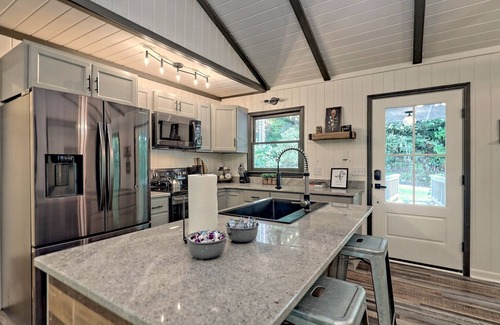 Screamer Mountain House | Modern farmhouse for family fun - mins to downtown