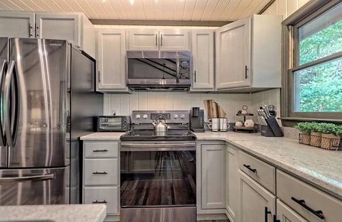 Screamer Mountain House | Modern farmhouse for family fun - mins to downtown