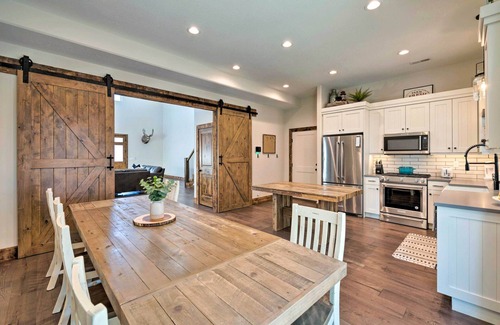 Woodland Estates House | Modern Farmhouse w/Patio, Grill & Mtn Views!