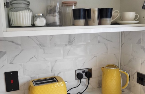 Five Oak Green House | Modern Fashionably Refurbished 4 bedroom Home with Wi-Fi 25 minutes to London