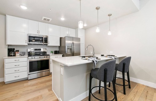 Fort Collins Condo | Modern Flat in Old Town N Attached Garage with EV